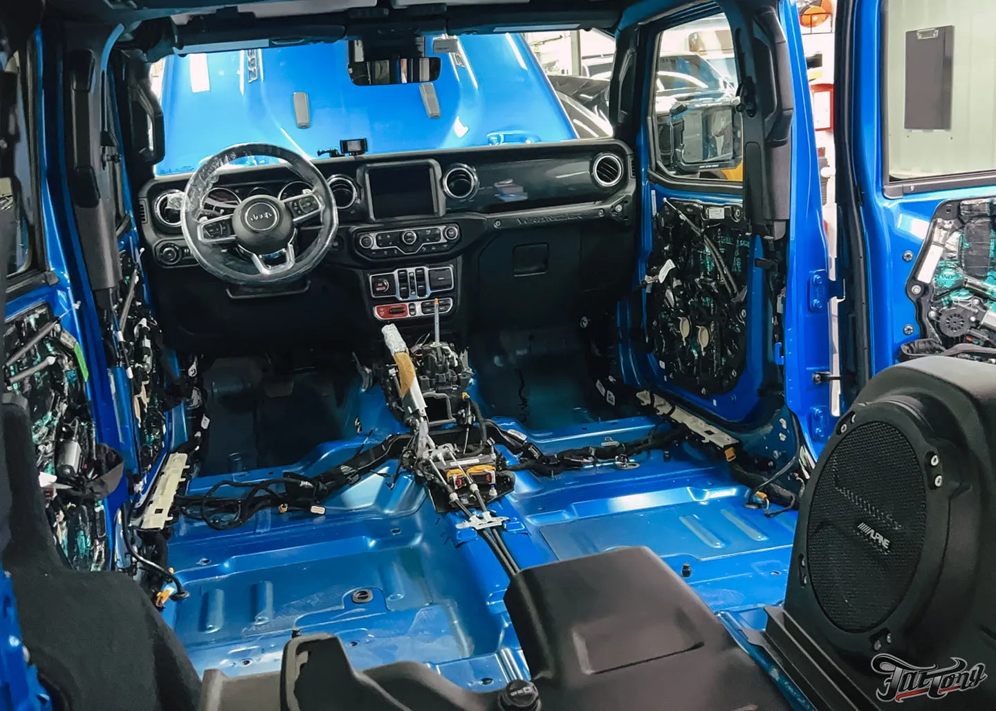 Прокачали Jeep Wrangler Rubicon, часть 1: комплексная шумоизоляция, новая акустическая система, перетяжка элементов в кожу. Процессы